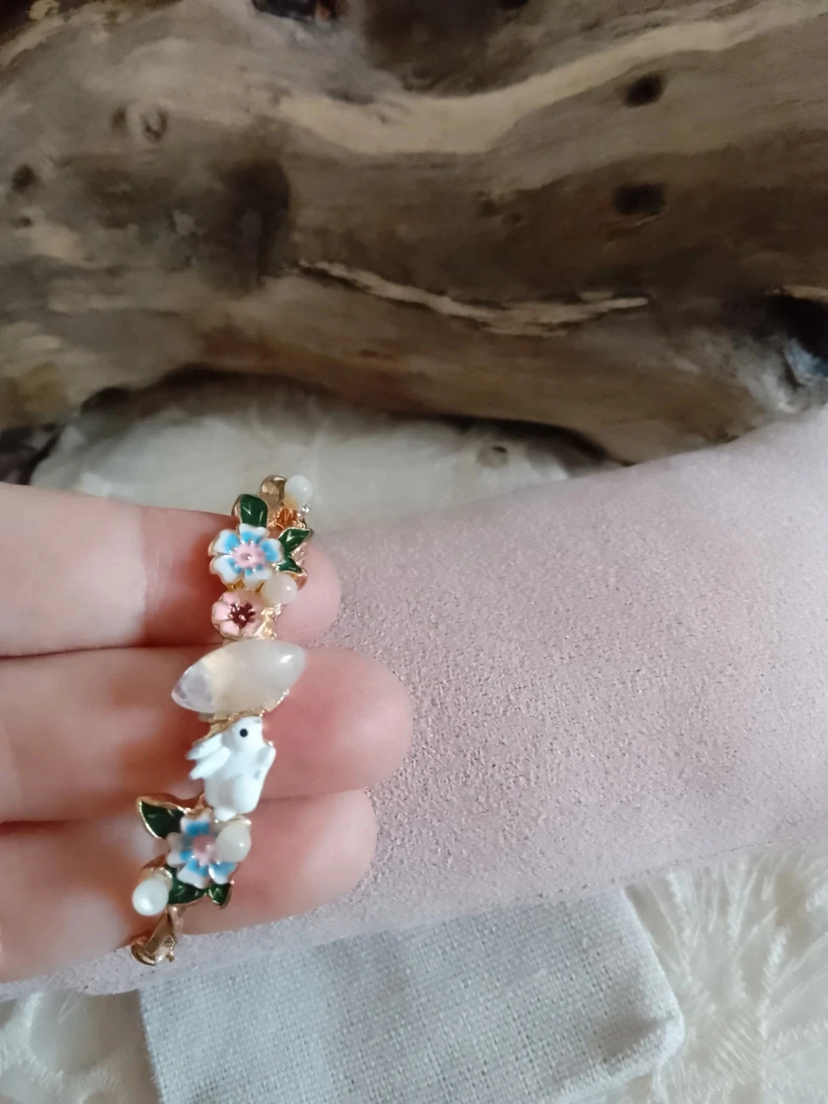 Pulseira boêmia com pedras naturais, coelho e flores – photo 3